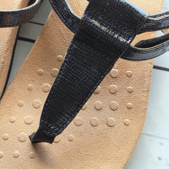 Vionic Womens Elvia Black T-Strap Sandals Black Leather Croc 9.5 M - Picture 3 of 7